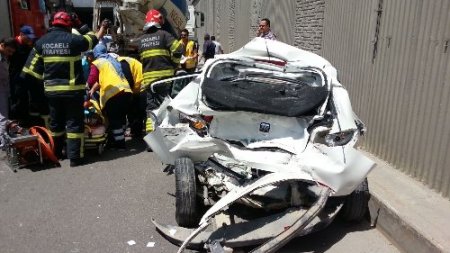 Beton mikseri otomobili parçaladı: 1 yaralı