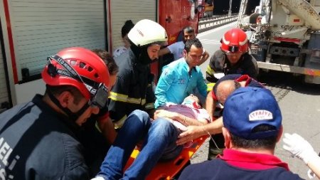 Beton mikseri otomobili parçaladı: 1 yaralı