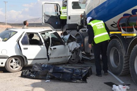 Beton mikseri otomobille çarpıştı: 1 ölü, 5 yaralı