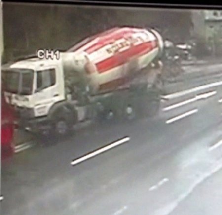 Beton mikseri ve vidanjörün çarpışması kamerada