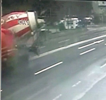 Beton mikseri ve vidanjörün çarpışması kamerada