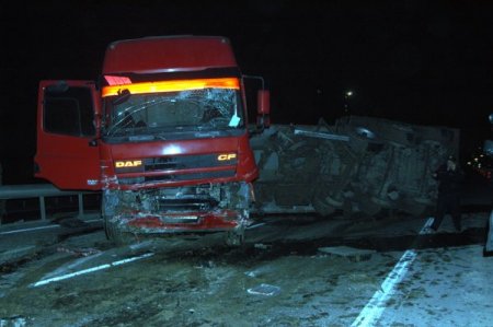 Beton mikserinden dökülen harç TIR devirdi