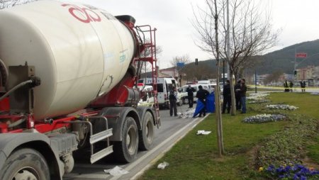 Beton mikserinin altında kalan kadın hayatını kaybetti