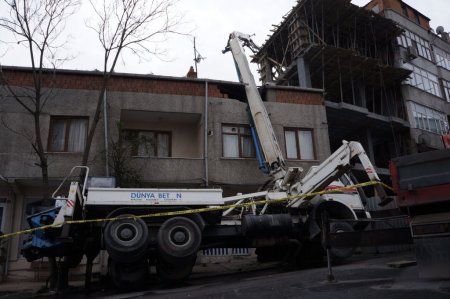 Beton pompalama aracı binanın üzerine devrildi