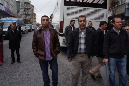 Beton pompalama aracı binanın üzerine devrildi