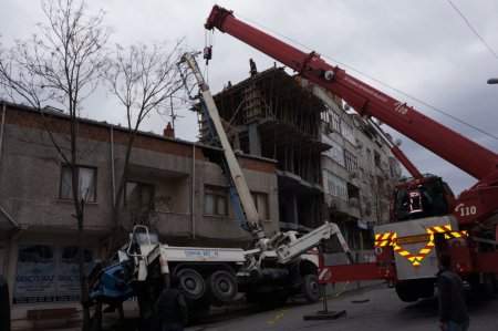 Beton pompalama aracı binanın üzerine devrildi