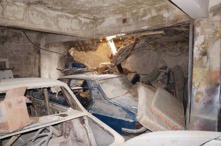 Beton pompalama aracı binanın üzerine devrildi