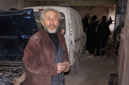 Beton pompalama aracı binanın üzerine devrildi