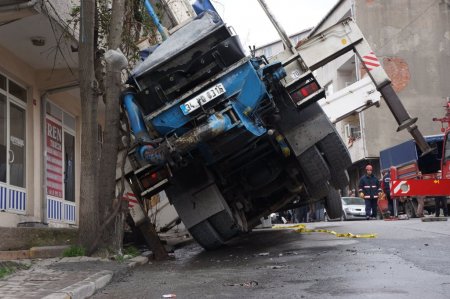 Beton pompalama aracı binanın üzerine devrildi