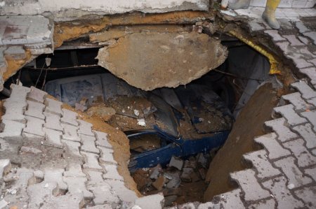 Beton pompalama aracı binanın üzerine devrildi