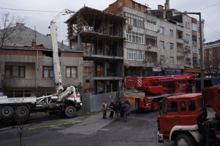 Beton pompalama aracı binanın üzerine devrildi