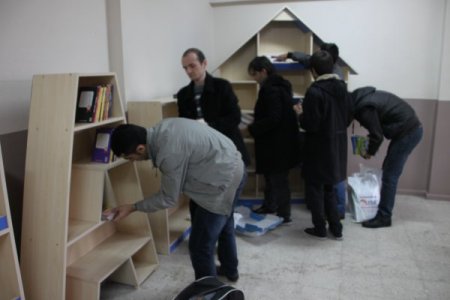BEÜ öğrencileri ve ESDER'den ilköğretim okuluna kitap yardımı