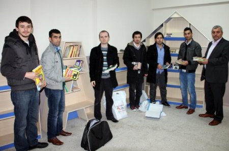 BEÜ öğrencileri ve ESDER'den ilköğretim okuluna kitap yardımı