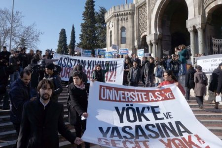 Beyazıt Meydanı’nda YÖK protestosu