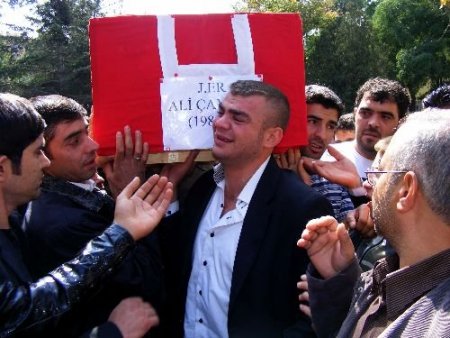 Beyin Kanaması Sebebiyle Şehit Olan Erin Annesi Oğlunu Kürtçe Ağıtla Son Yolculuğuna Uğurladı