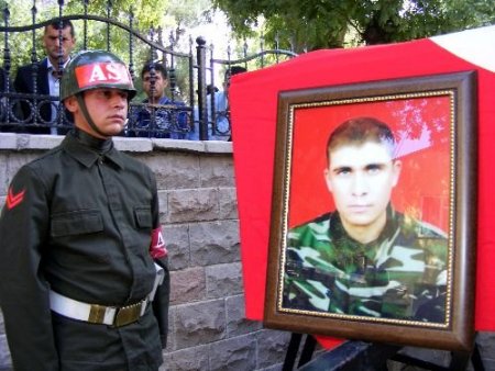 Beyin Kanaması Sebebiyle Şehit Olan Erin Annesi Oğlunu Kürtçe Ağıtla Son Yolculuğuna Uğurladı