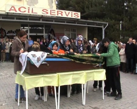 Beyin kanaması sonucu ölen genç hemşire için tören düzenlendi