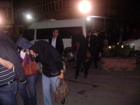 Beykoz Acarkent'e 'cadillac'lı Kumar Operasyonu: 30 Gözaltı