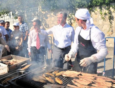 Beylikdüzü Geleneksel Balık Festivali’nde binlerce kişiye balık ikramı yapıldı