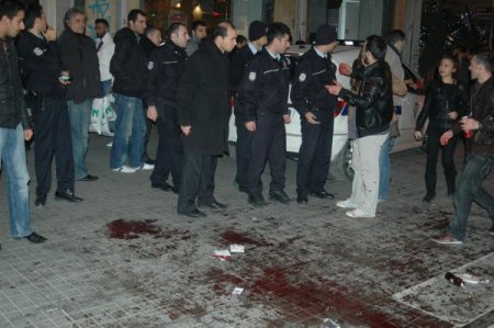 Beyoğlu’nda bıçaklı kavga: 3 yaralı