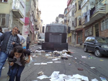 Beyoğlu'nda izinsiz gösteriye müdahele
