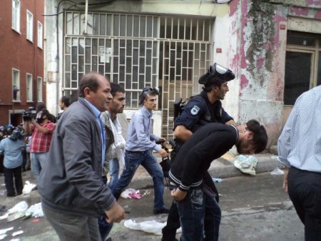 Beyoğlu'nda izinsiz gösteriye müdahele