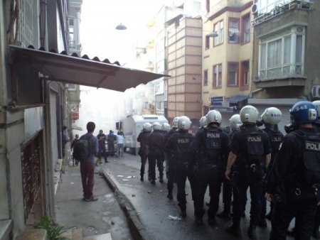 Beyoğlu'nda izinsiz gösteriye müdahele