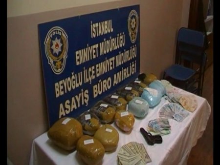 Beyoğlu'ndaki uyuşturucu operasyonu polis kamerasında