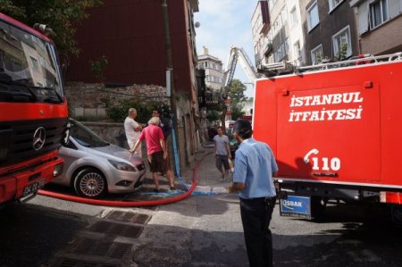 Beyoğlu'nun Dar Sokakları Ve Hatalı Park Edilen Araçlar İtfaiyeyi Zorda Bıraktı