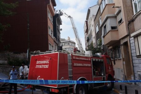 Beyoğlu'nun Dar Sokakları Ve Hatalı Park Edilen Araçlar İtfaiyeyi Zorda Bıraktı