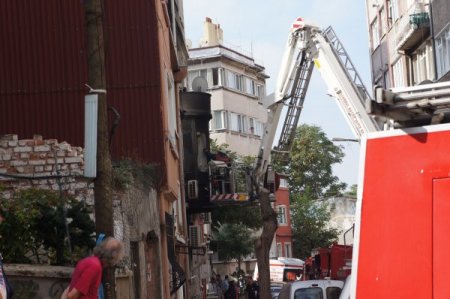 Beyoğlu'nun Dar Sokakları Ve Hatalı Park Edilen Araçlar İtfaiyeyi Zorda Bıraktı