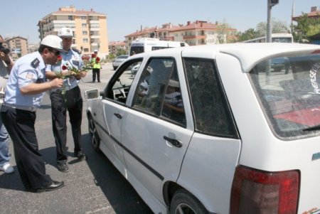 Beypazarı İlçe Emniyet Müdürlüğü Gül Dağıttı
