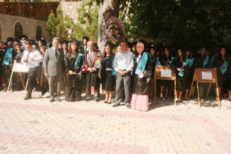 Beypazarı Meslek Yüksekokulu'nda mezuniyet sevinci