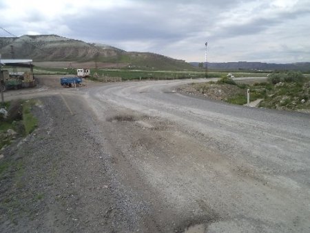 Beypazarı-Mihalıççık yolu kazalara davetiye çıkarıyor