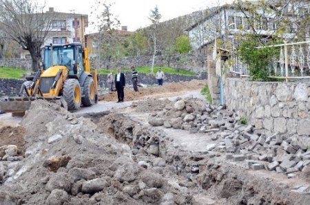 Beypazarı'nda içme suyu hattı yenileme çalışmaları devam ediyor