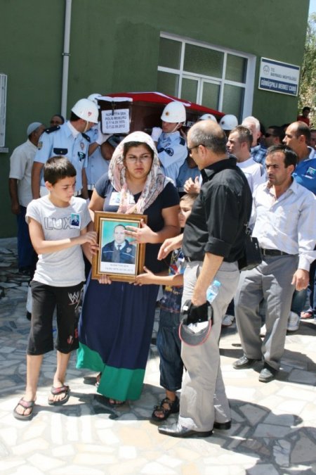 Beyşehir Gölü'nde Boğulan Polis Memuru İzmir'de Toprağa Verildi
