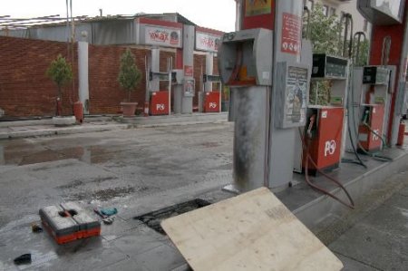 Bezin Pompası Aracına Bağlıyken Hareket Edince Benzinlikte Yangın Çıktı
