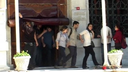 Biber gazından kaçan eylemciler camiye sığındı