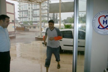 Bıçak bilerken elini kesen acemi kasaptan, kameramana şapkalı tepki