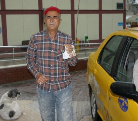 Bıçak bilerken elini kesen acemi kasaptan, kameramana şapkalı tepki