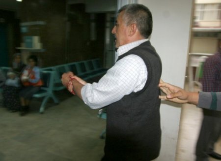 Bıçak bilerken elini kesen acemi kasaptan, kameramana şapkalı tepki