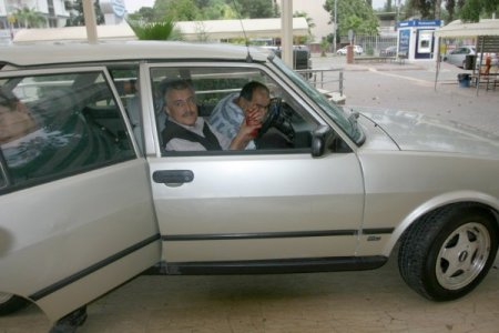 Bıçak bilerken elini kesen acemi kasaptan, kameramana şapkalı tepki