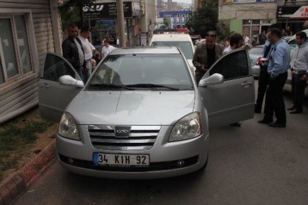 Bıçakla yaralandı, kendi arabasıyla hastaneye geldi