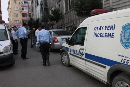 Bıçakla yaralandı, kendi arabasıyla hastaneye geldi