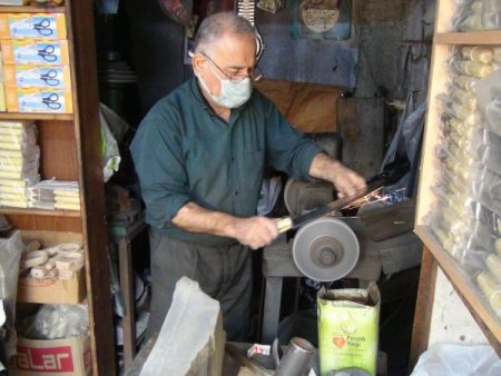 Bıçaklar kurbanlıklar için bileniyor