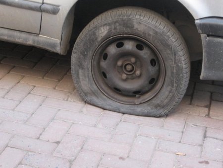 Bıçaklı Saldırganlar Onlarca Aracın Lastiğini Yardı