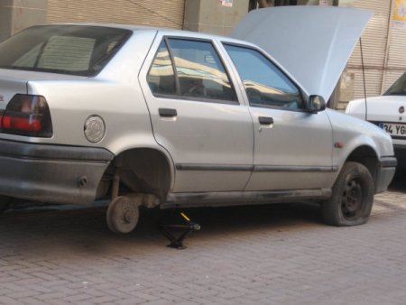 Bıçaklı Saldırganlar Onlarca Aracın Lastiğini Yardı