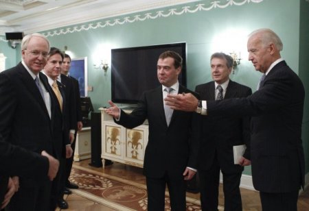 Biden'dan Medvedev'e İltifat: Dünyanın En Güçlü Liderlerinden Biri İle Oturduğumu Hissettim