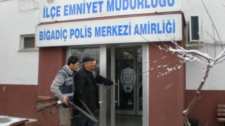 Bigadiç'te Bir Evden Cephane Çıktı