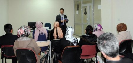 BİK Van Müdürü Öylek, eğitimcilere medya okur yazarlığı semineri verdi